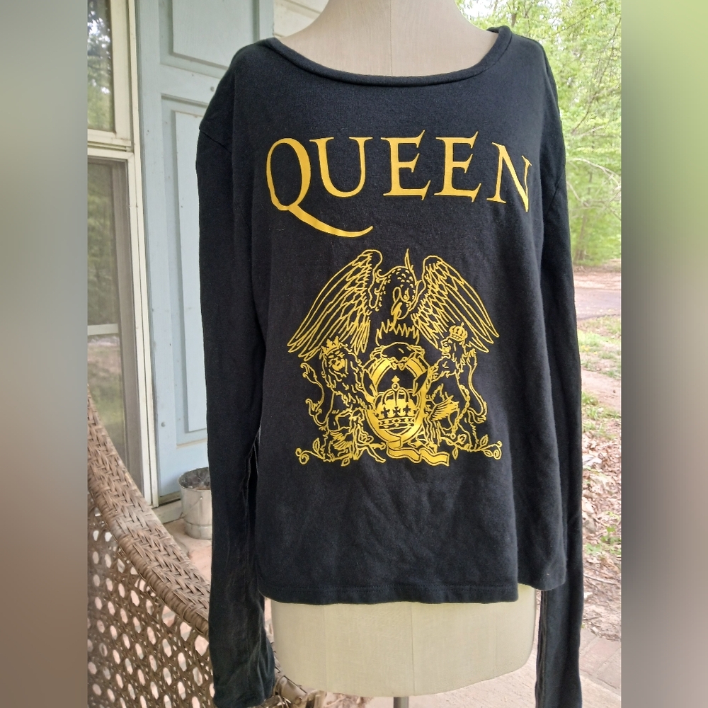 QUEEN. Black Long‎ Sleeve Top. Cropped Top